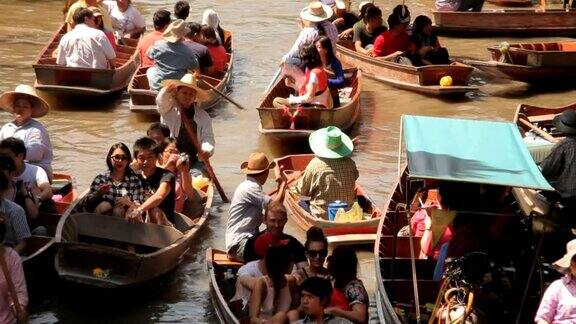 在DamnoenSaduak水上市场木船忙着运送人