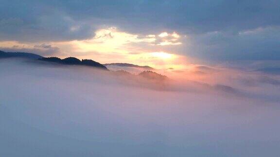 空中的日出掠过雾蒙蒙的风景