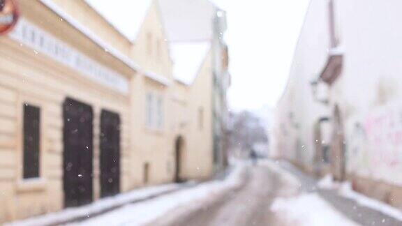 雪花飘落的冬日街道白天安静的街道氛围安静的一天