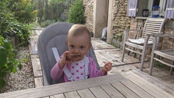 爱玩的小女孩在吃面包