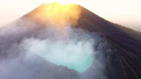 从上面俯瞰鸟瞰伊真火山和蓝绿色的酸性火山口湖印度尼西亚东爪哇
