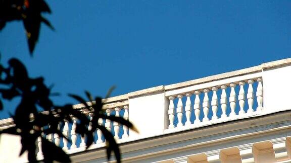 楼房的阳台映衬着蓝天