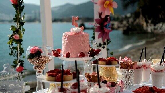 蛋糕甜品和鲜花组合在桌子上