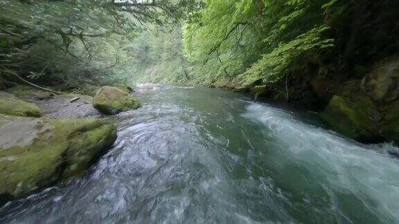 飞越高山河流