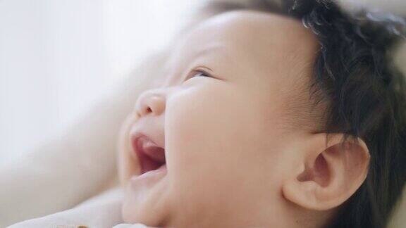 亚洲宝宝幸福欢笑