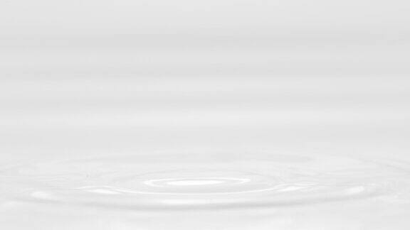 一滴灰色液体落在流体表面形成圆圈