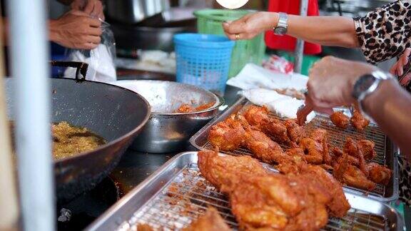泰国美味炸鸡小商店在市场街头小吃