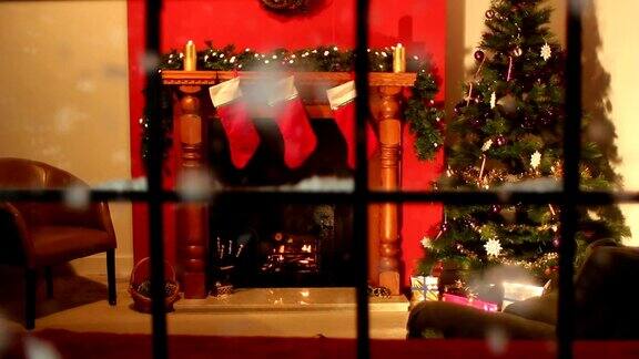 圣诞袜壁炉景象透过窗户看-下雪