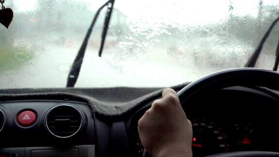 年轻女子在雨天开车慢动作拍摄的实时