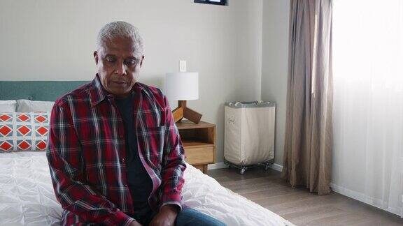 一名患有抑郁症的老人坐在卧室里用慢动作拍摄本垒球