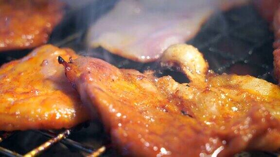 在热炭上烤猪肉这种食物是韩式或日本式的烧烤