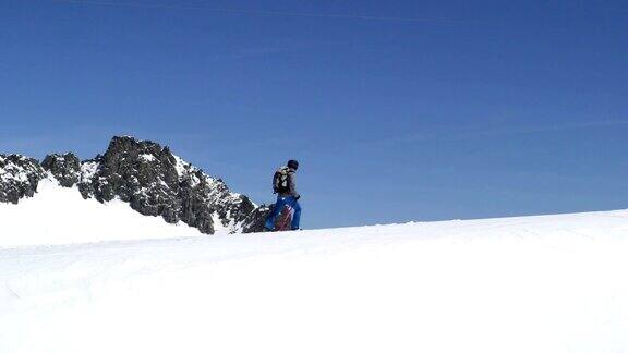 人沿雪岭上行上行景观登山滑雪活动冬季滑雪者在高山户外运动侧视图慢动作60p4k视频