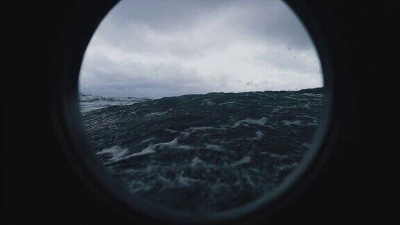 从一艘船的舷窗在暴风雨的海上