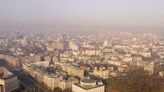 鸟瞰图基辅城市景观与烟雾在黎明