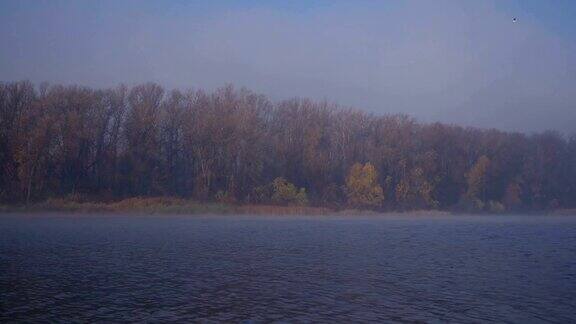 在河边的一个有雾的早晨