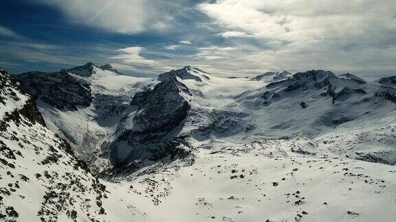 在帕索德尔托纳勒山顶的积雪覆盖的山峰