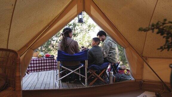 一家人在帐篷外吃饭、休息