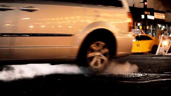 在美国纽约市中心的交通道路上井盖与飞烟的特写烟雾弥漫