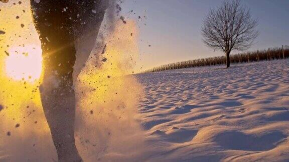 SLOMO慢跑者在雪地里跋涉