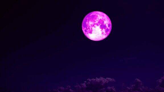 粉红色的满月和云在夜空中移动