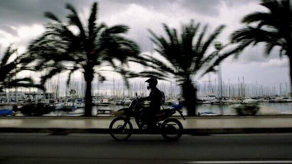 骑摩托车旅行的年轻女子热带气候
