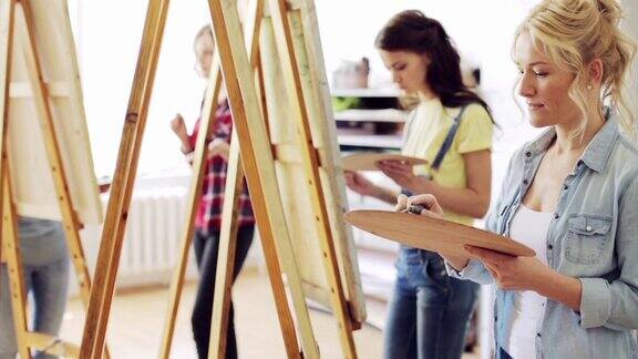 在美术学校用画架画画的学生