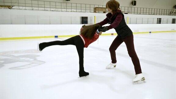 女子训练小花样滑冰运动员