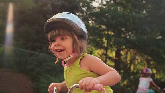 一个可爱的小女孩快乐地骑着她的三轮车