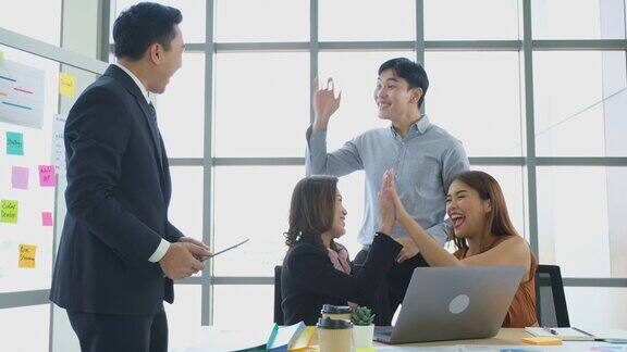 商业上的成功集团亚洲创意商业团队手臂举起为一个新的好青年亚洲团队庆祝获胜项目在会议室办公室快乐积极满足的情绪