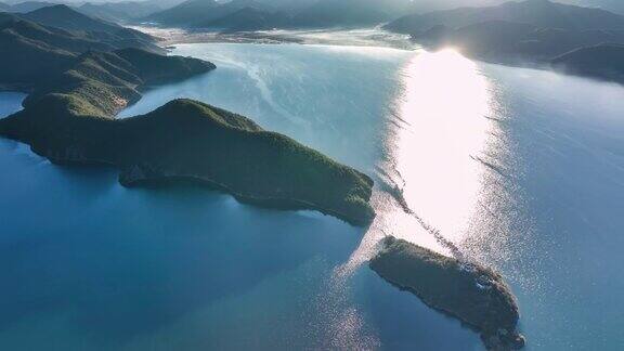 泸沽湖上奇特的岛屿和山峰