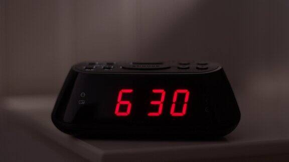 数字闹钟时间从6.29到6.30发光的数字