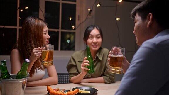亚洲朋友在庆祝节日他们碰杯啤酒