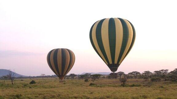 近距离观察:两个狩猎热气球在塞伦盖蒂接近地面飞行