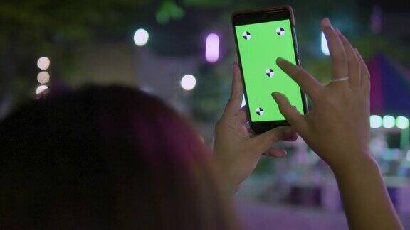 绿色屏幕和散景灯的智能手机