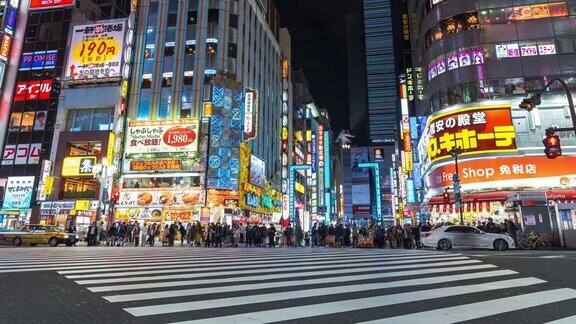 4K延时:缩小交通拥挤的人群在日本东京新宿区的哥斯拉路购物街上行走的行人