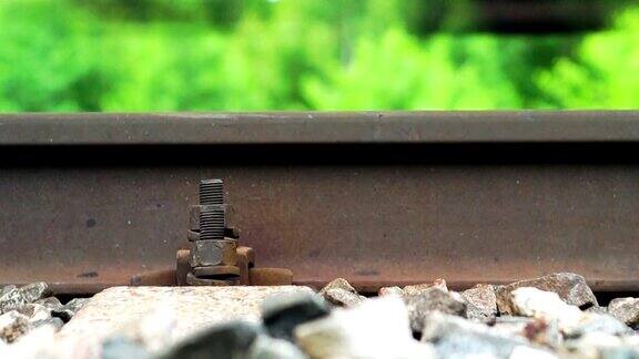 当火车运行时装有固定螺钉的铁路轨道关闭