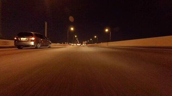 在黄昏的高速公路上开车-4K-