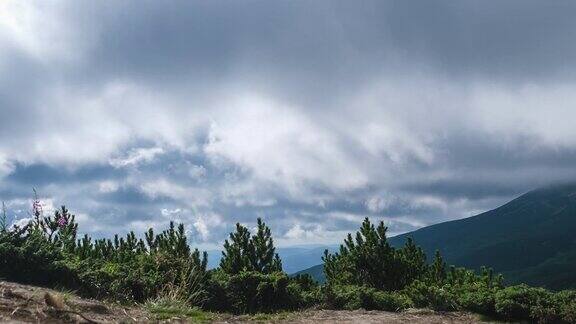 喀尔巴阡山脉低云移动的时间间隔积云戏剧性的天空