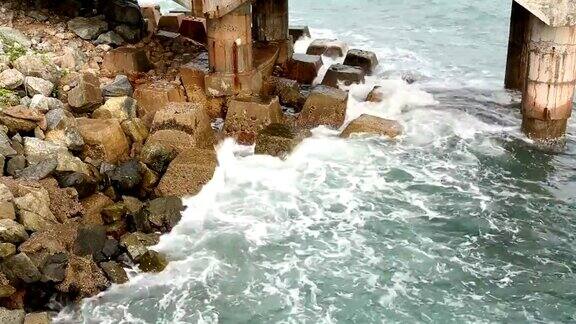 海浪袭击了泰国海岸