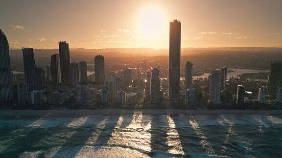 在日落时间澳大利亚黄金海岸的主海滩宽海滩冲浪者天堂与豪华酒店和公寓海滩的4K鸟瞰图实时镜头
