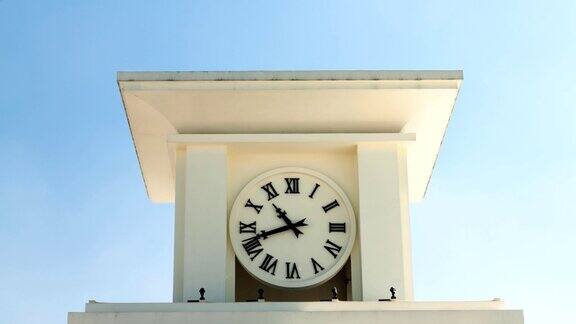 钟塔上的时钟对着蓝天的时间流逝