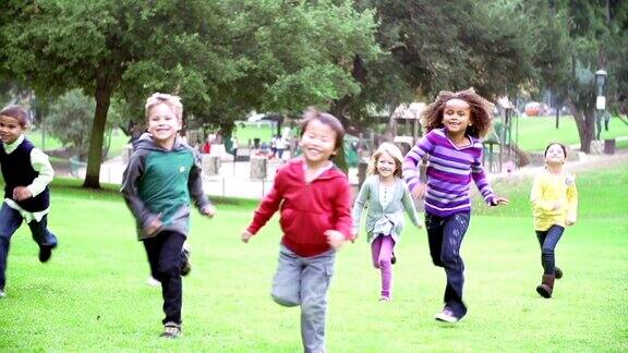 一群孩子用慢动作跑向摄像机