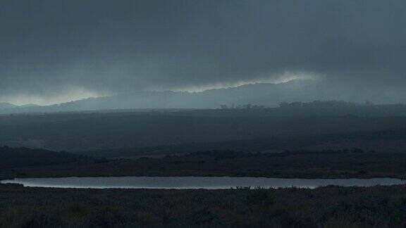 肯尼亚阿伯代尔国家公园的非洲荒原景观在一个黑暗和阴沉的日子