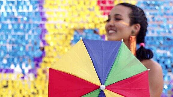 一个年轻女人拿着一把frevo伞