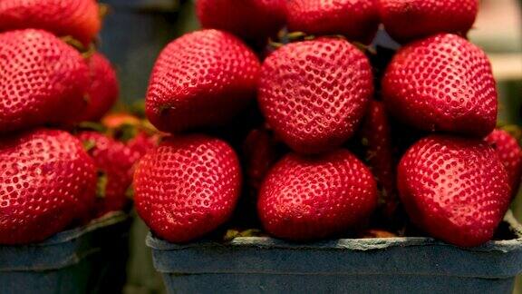 市场上的草莓、覆盆子和黑莓