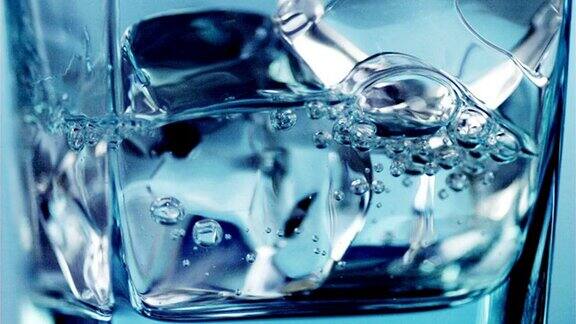 将水倒入加冰块的玻璃杯中