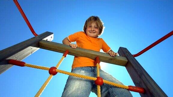 高清超级慢动作:男孩爬上攀爬架