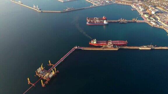 工业城市海港油船泊位鸟瞰图以油轮为背景