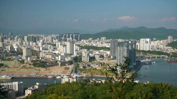 阳光明媚的一天山顶三亚城市河滨全景4k海南中国