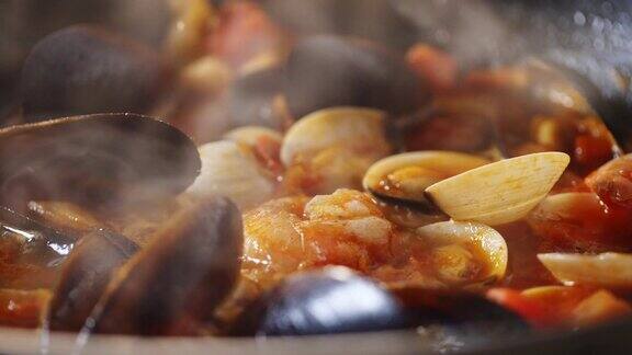 煮鱼汤在平底锅里用贻贝、对虾和西红柿煮地中海鱼汤